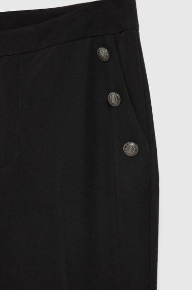 Spodnie z ozdobnymi guzikami na kieszeniach czarne