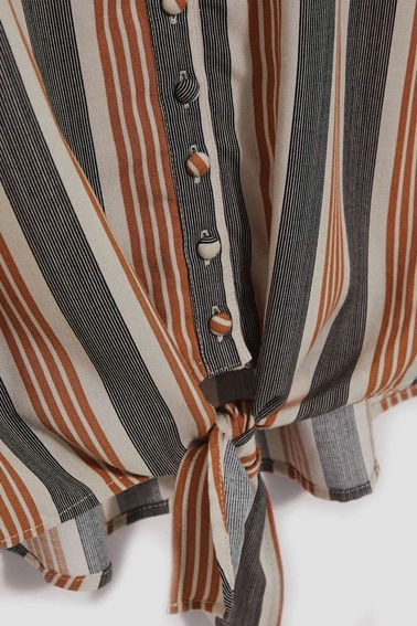 Koszulowa bluzka z wiązaniem piaskowa