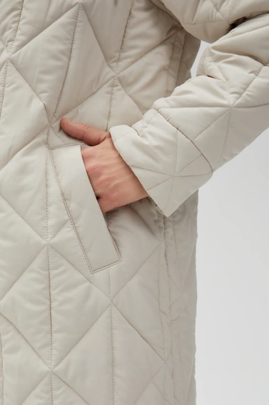 Długa, pikowana kurtka z kapturem beżowa