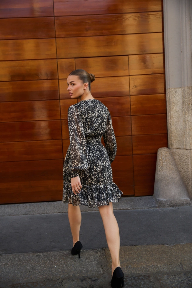 Wzorzysta sukienka z dekoltem czarna