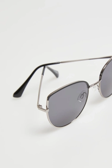 Okulary przeciwsłoneczne o kocim kształcie i z metalowymi oprawkami