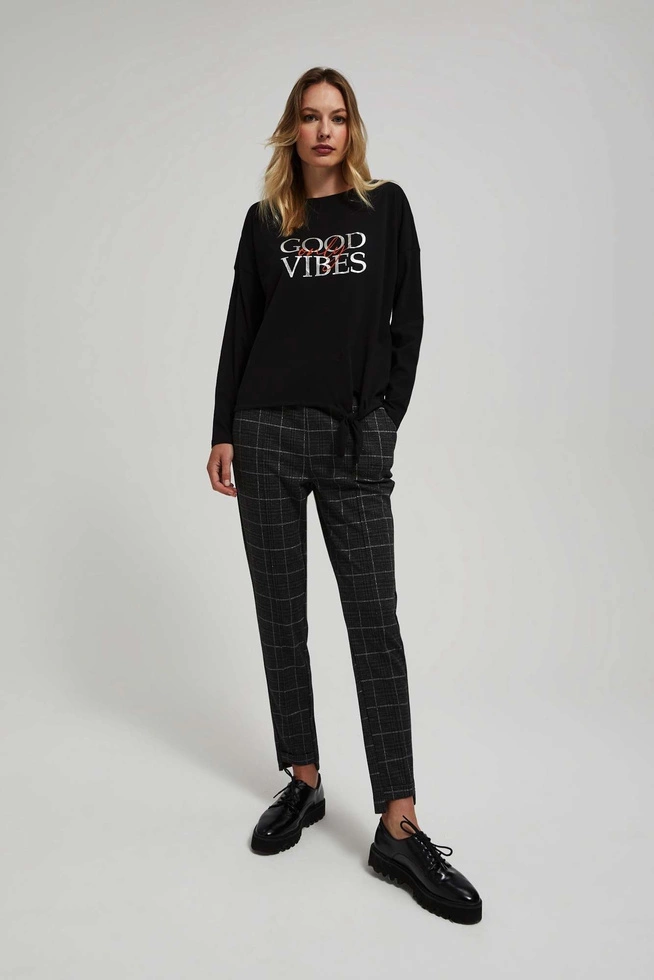 Bluzka z napisem i wiązaniem czarna