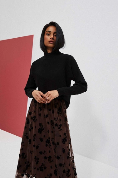 Sweter w prążki z półgolfem czarny