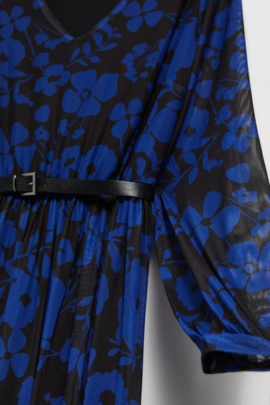 Sukienka z kwiatowym printem i paskiem niebieska