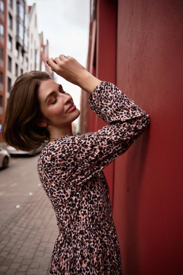 Sukienka w panterkę z falbaną czarna