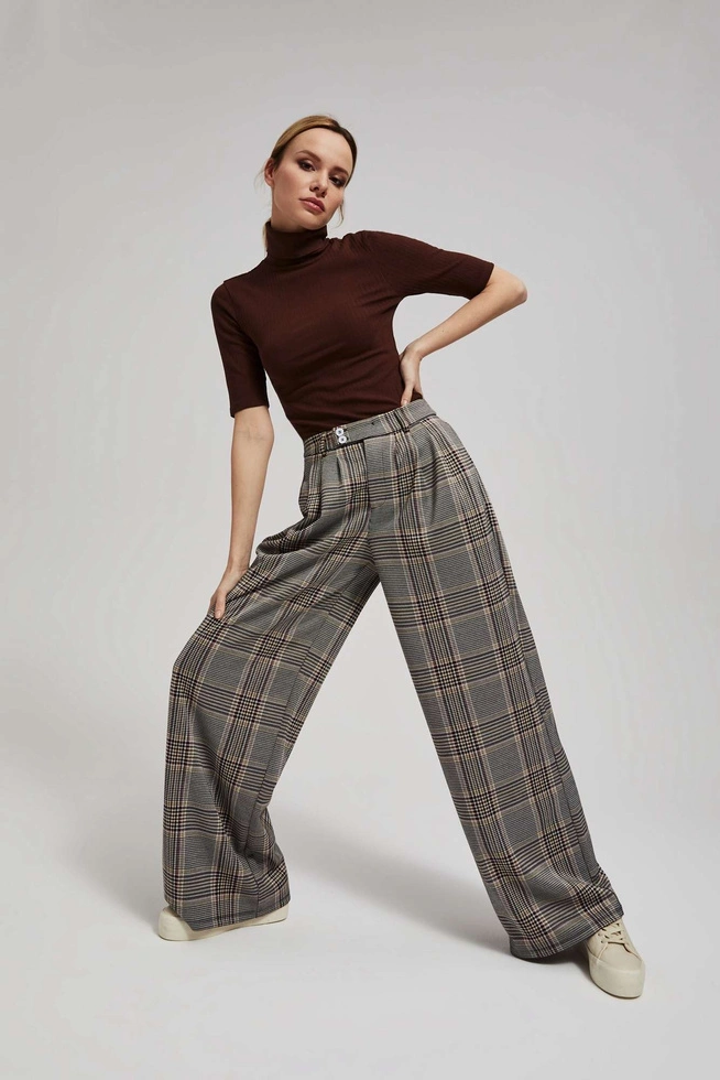 Prążkowana bluzka z golfem brązowa