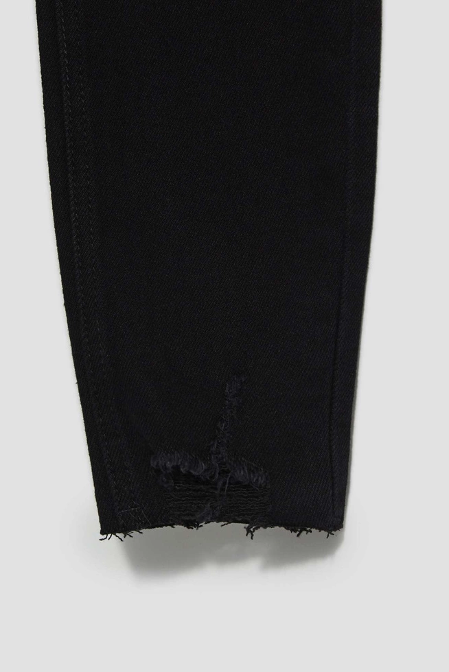 Dopasowane jeansy z postrzępioną nogawką