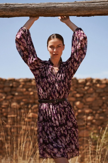 Plisowana sukienka z paskiem brązowa