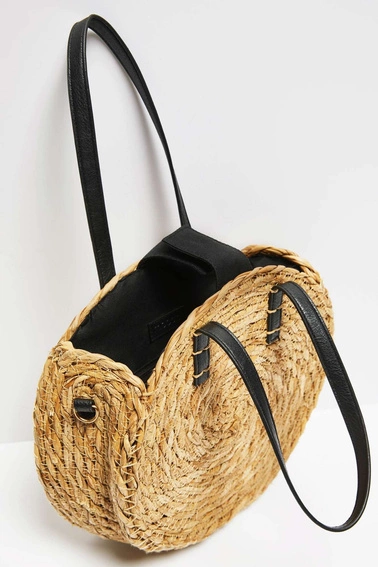 Okrągła pleciona torba na ramię ciemnobeżowa