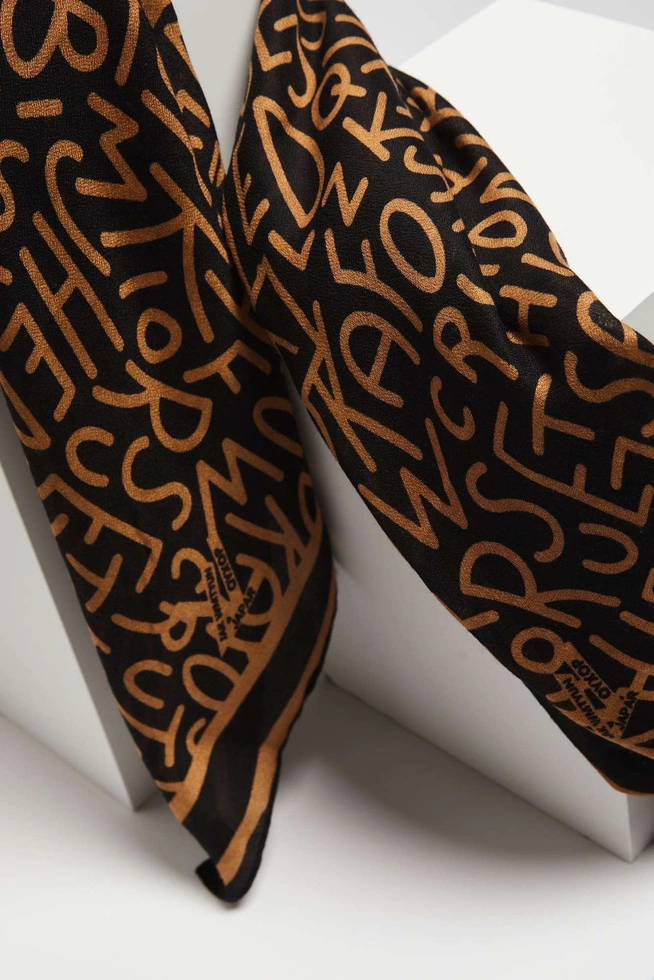 Szal z nadrukiem ciemnobeżowy