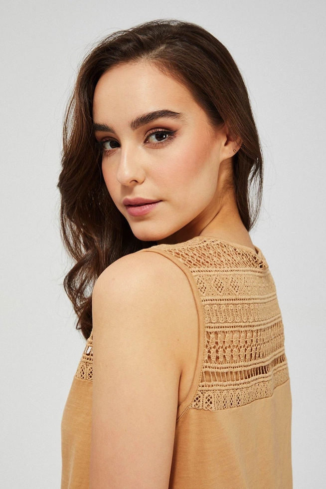 Top z ażurowym zdobieniem złoty