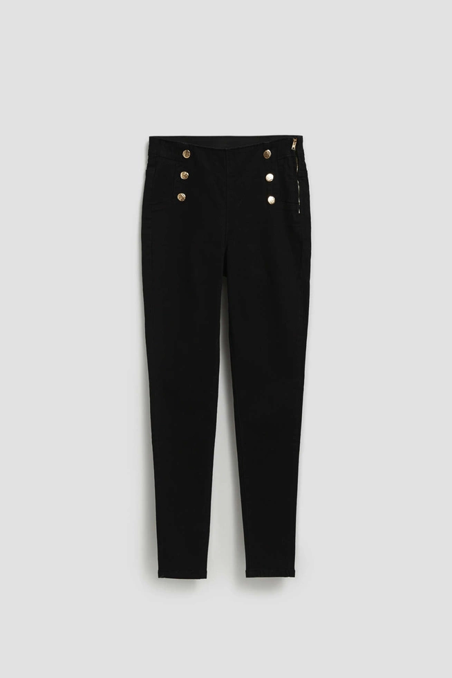 Jeansy z ozdobnymi guzikami