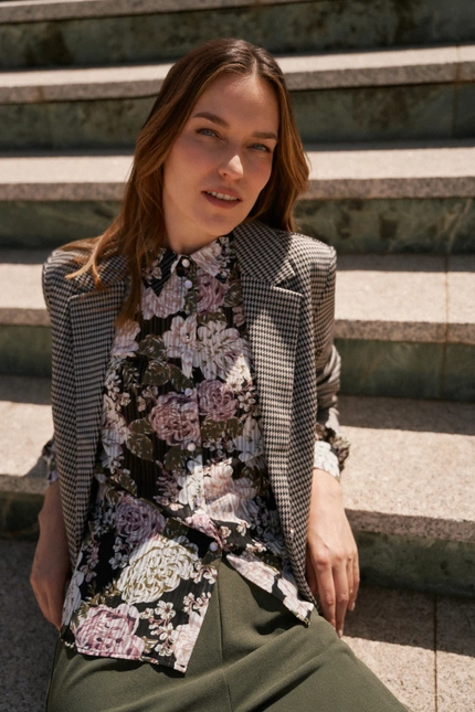 Plisowana koszula z kwiatowym wzorem i bufiastymi rękawami czarna