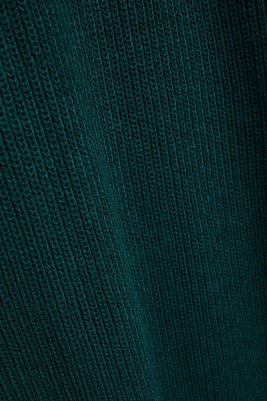 Swetrowa sukienka z golfem szmaragdowa