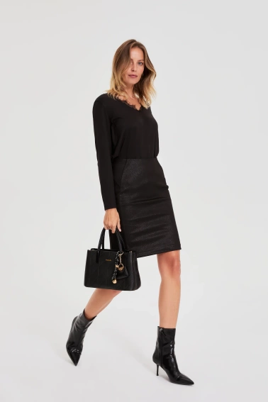 Sweter z koronkowym dekoltem czarna