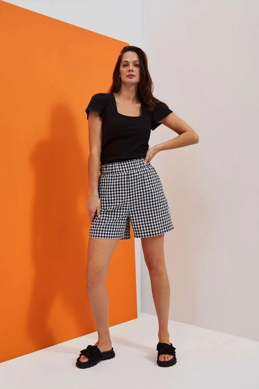 Bluzka z prążkowanej dzianiny z krótkimi bufaistymi rękawami czarna