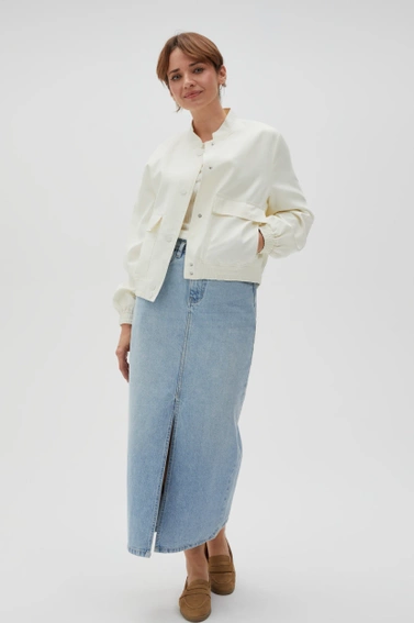 Kurtka bomberka z kieszeniami biała