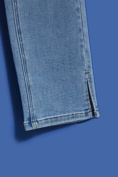 Jeansy z rozcięta nogawką