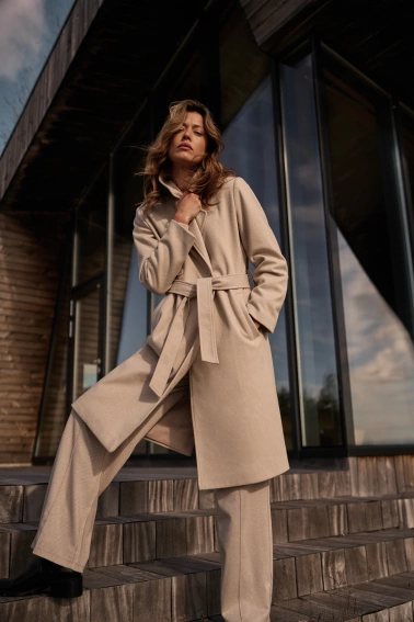 Płaszcz z paskiem beżowy