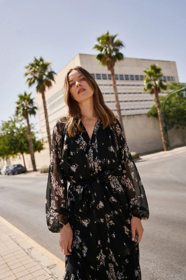 Sukienka midi z kwiatowym wzorem czarna