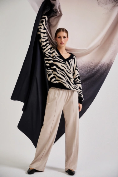 Wzorzysty sweter czarny