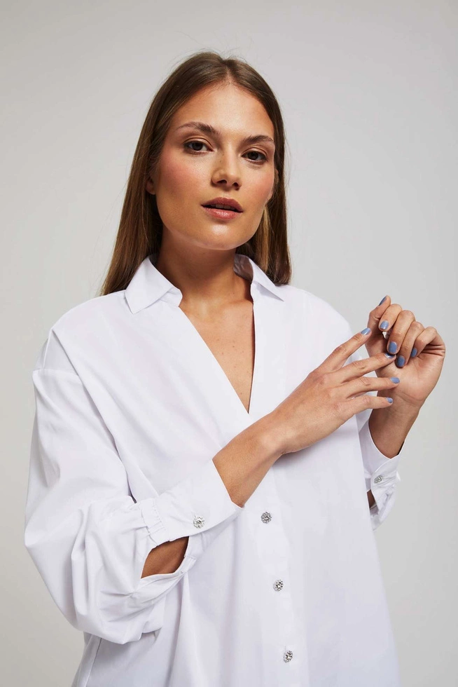 Koszula ze srebnymi ozdobnymi guzikami i kołnierzykiem biała