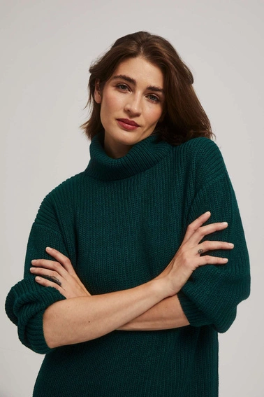 Swetrowa sukienka z golfem szmaragdowa