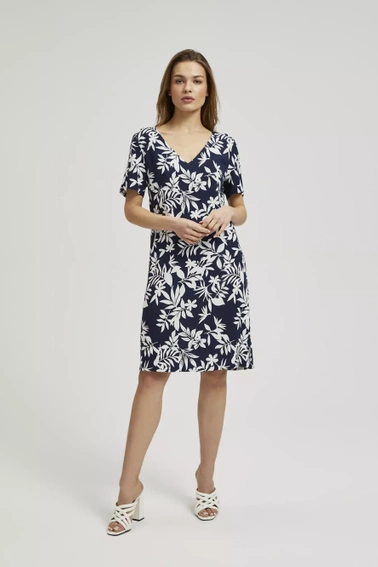 Sukienka o prostym fasonie w kwiatowy wzór granatowa