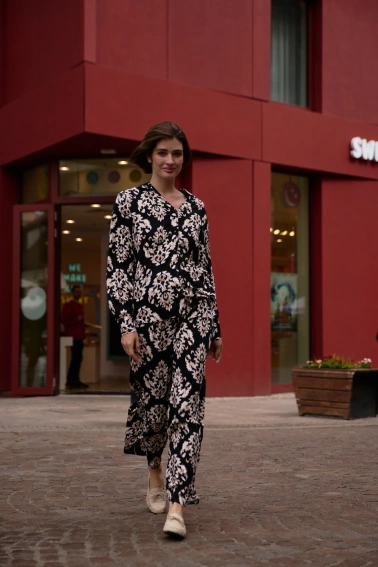 Wiskozowe spodnie z paskiem czarne