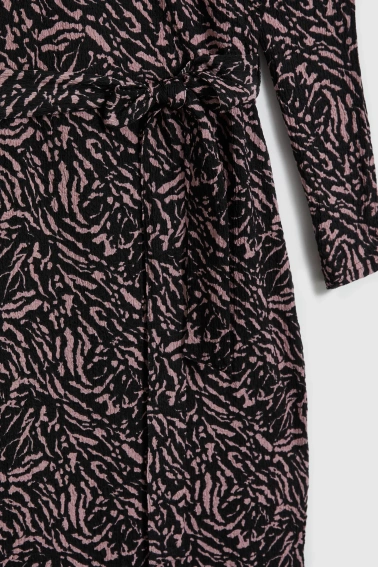 Dopasowana sukienka czarna