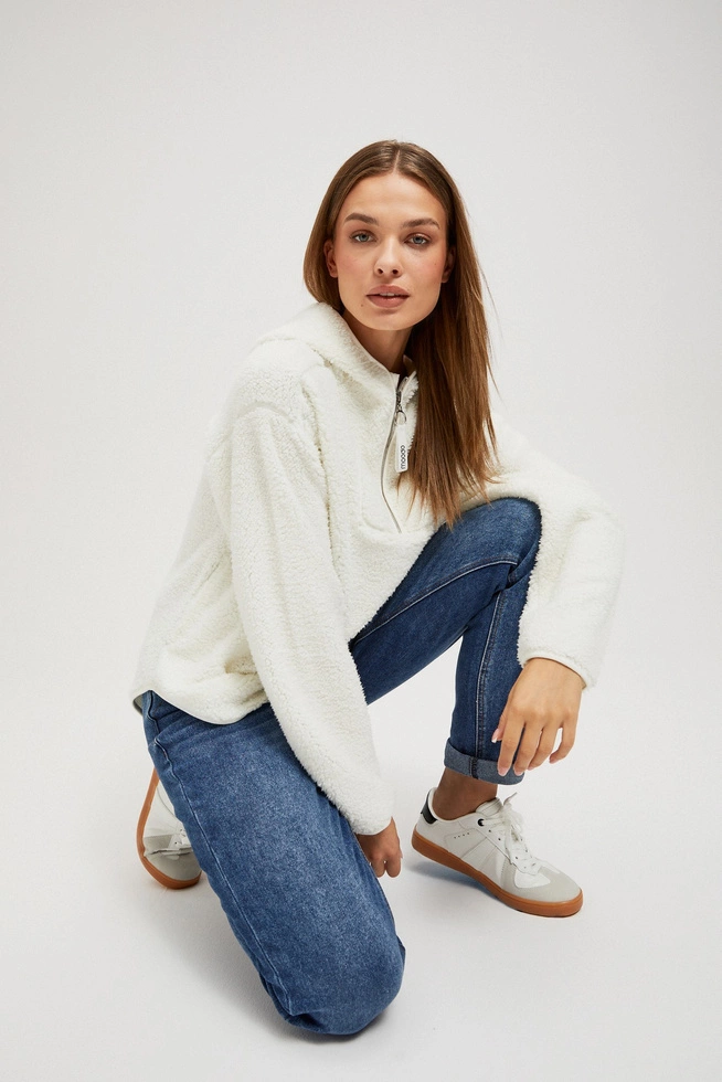 Bluza z kapturem i zamkiem na dekolcie perłowa