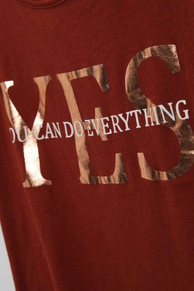 T-shirt z nadrukiem w kolorze brązowym