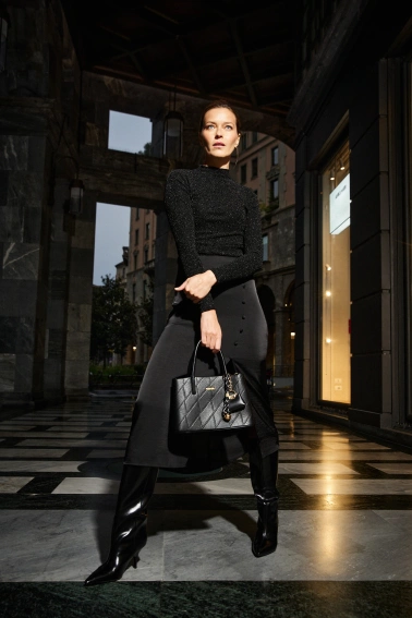 Błyszcząca bluzka czarna