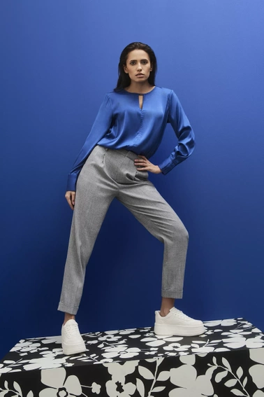 Gładka koszula z dekoltem w serek i długimi rękawami niebieska