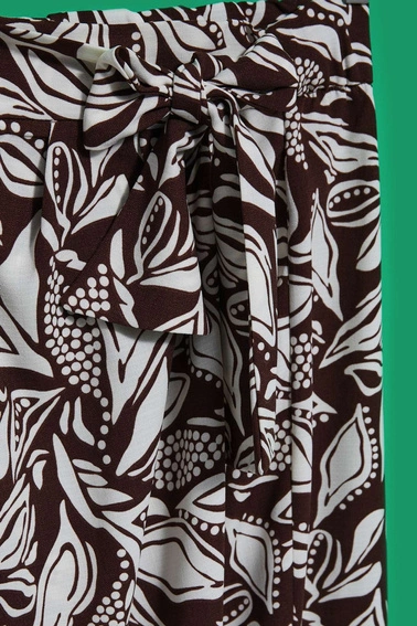 Wzorzysta spódnica z wiązaniem w pasie