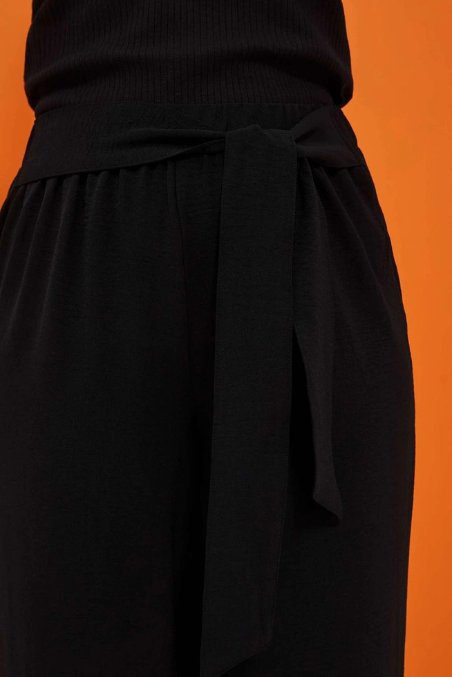 Spodnie z wiązaniem w pasie