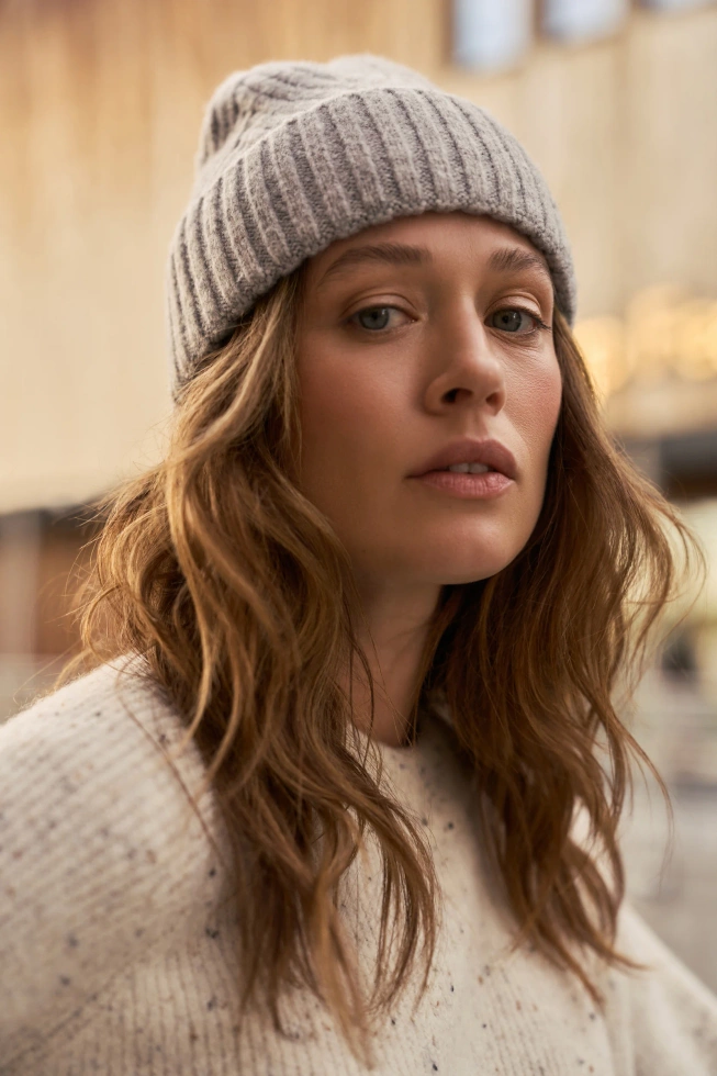 Czapka z wełną jasnoszara