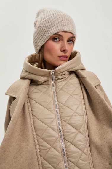 Długi płaszcz w kapturem beżowy