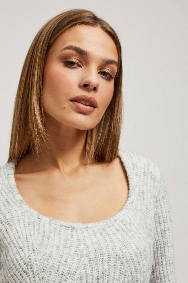 Sweter z dekoltem