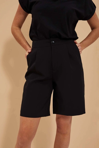 Bluzka z dekoltem w serek i krótkimi podwijanymi rękawami czarna