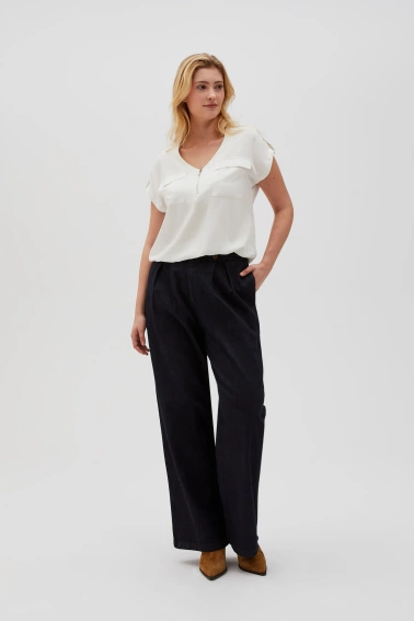 Wiskozowa koszula z dekoltem w serek biała