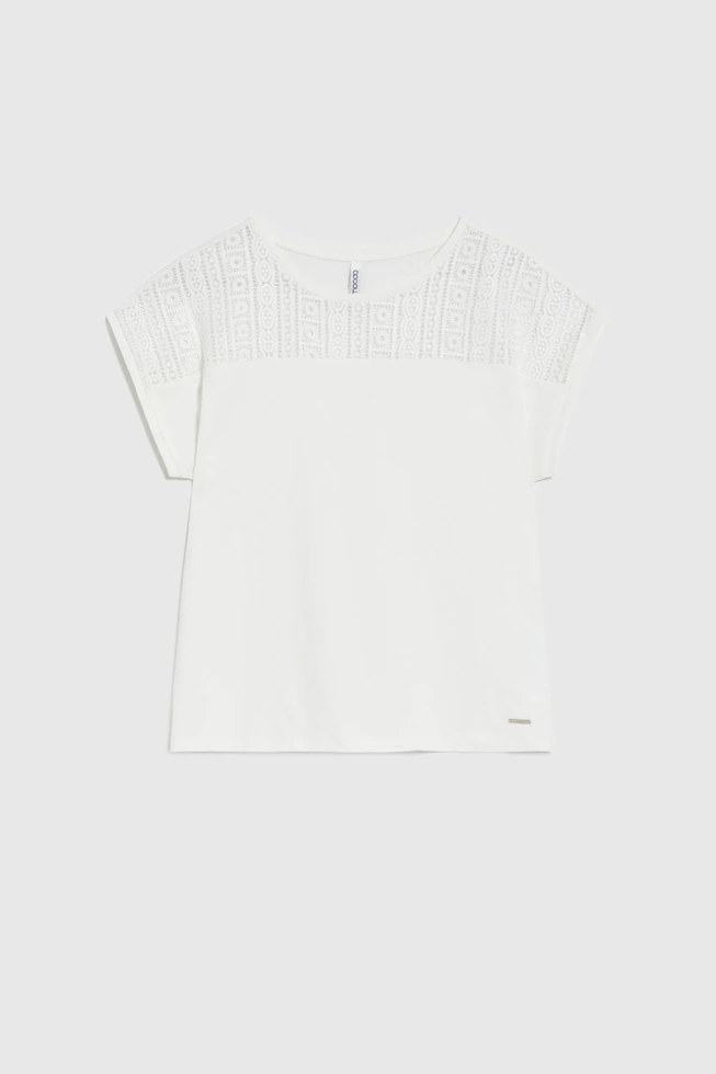 Bluzka z koronką na dekolcie biała