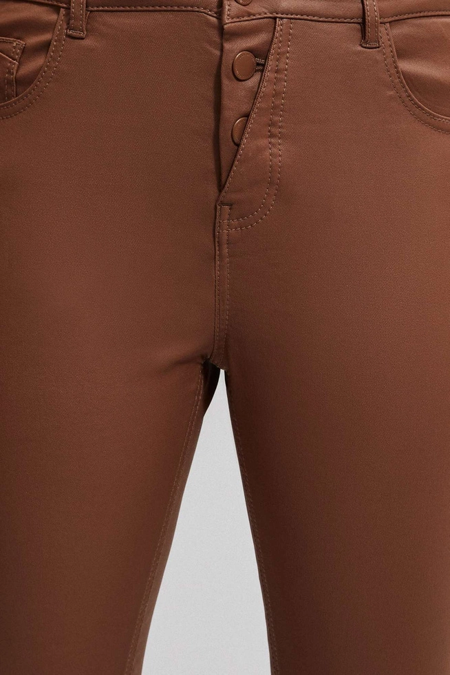 Woskowane spodnie typu rurki kawowe