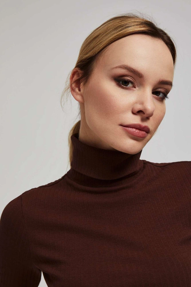 Prążkowana bluzka z golfem brązowa