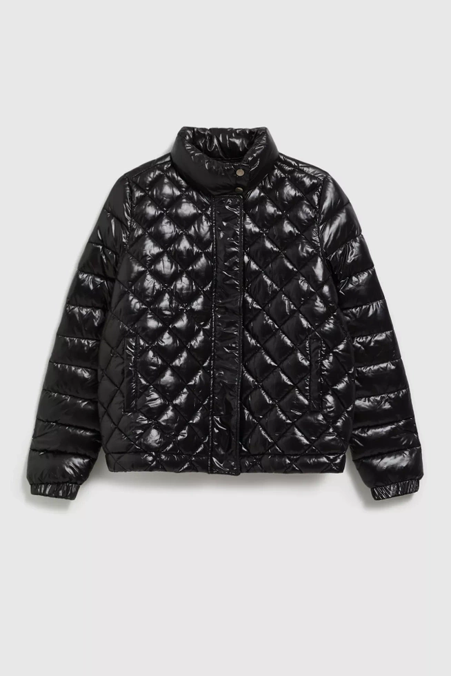 Krótka pikowna kurtka zapinana na zamek czarna