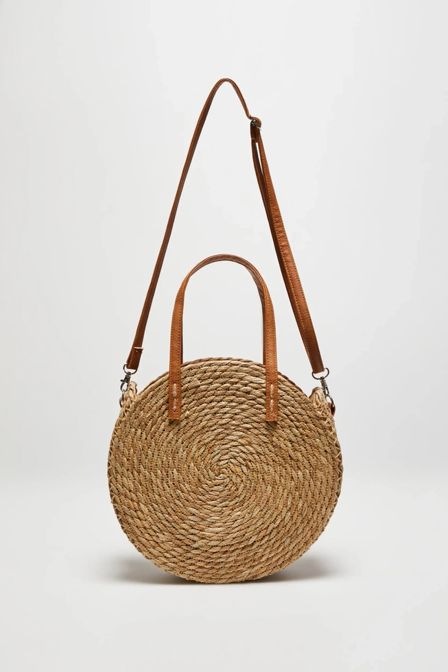 Pleciona torebka okrągła beżowa