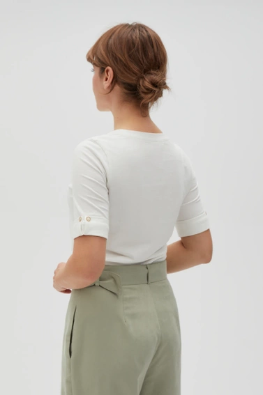 Gładki t-shirt z podwijanymi rękawami biały 