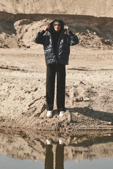 Metaliczna pikowana kurtka granatowa