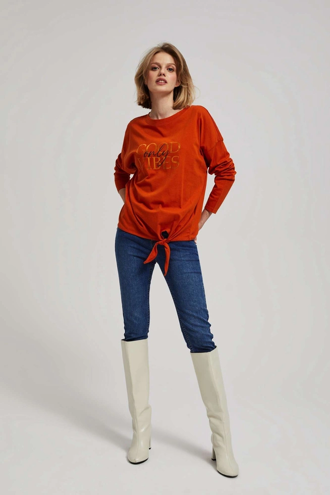 Bluzka z napisem i wiązaniem