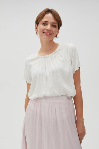 Koszula z ozdobnym dekoltem biała